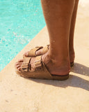Men’s EVA Nordic swim sandals in cuero brown by the pool, ανδρικά αδιάβροχα σανδάλια EVA σε καφέ cuero απόχρωση με διπλή αγκράφα, ιδανικά για παραλία και πισίνα, καλοκαιρινό resort style από το Iconic Angels Glyfada.