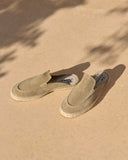 Men’s suede Hamptons traveler loafers mules in forest green with espadrille sole, ανδρικά suede loafers mules σε forest πράσινη απόχρωση με φυσική πλεκτή σόλα, άνετα slip-on παπούτσια για καλοκαιρινό smart casual και resort στυλ, από το Iconic Angels Glyfada.