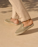 Men’s suede Hamptons traveler loafers mules in forest green with espadrille sole, ανδρικά suede loafers mules σε forest πράσινη απόχρωση με φυσική πλεκτή σόλα, άνετα slip-on παπούτσια για καλοκαιρινό smart casual και resort στυλ, από το Iconic Angels Glyfada.