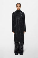 Long black raincoat with glossy marbled effect and relaxed silhouette — μακρύ μαύρο αδιάβροχο με διακριτικό glossy marble εφέ και χαλαρή γραμμή για statement εμφανίσεις ακόμα και τις πιο βροχερές μέρες. Minimal αλλά δυναμικό, φοριέται πάνω από κάθε look και δίνει fashion-forward χαρακτήρα από το πρωί έως το βράδυ. Διαθέσιμο στο Iconic Angels Glyfada.