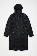 Long black raincoat with glossy marbled effect and relaxed silhouette — μακρύ μαύρο αδιάβροχο με διακριτικό glossy marble εφέ και χαλαρή γραμμή για statement εμφανίσεις ακόμα και τις πιο βροχερές μέρες. Minimal αλλά δυναμικό, φοριέται πάνω από κάθε look και δίνει fashion-forward χαρακτήρα από το πρωί έως το βράδυ. Διαθέσιμο στο Iconic Angels Glyfada.