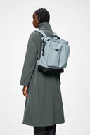 Light grey waterproof backpack with structured silhouette and utility front pockets, clean and contemporary for everyday city moves — ανοιχτό γκρι αδιάβροχο backpack με δομημένη γραμμή και πρακτικές μπροστινές θήκες, minimal και σύγχρονο για δυναμικά καθημερινά looks στην πόλη. Διαθέσιμο στο Iconic Angels Glyfada.