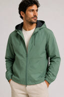 Lightweight green hooded jacket with clean lines and water-resistant finish — ανάλαφρο πράσινο jacket με κουκούλα, minimal αισθητική και αδιάβροχη υφή για προστασία με urban χαρακτήρα. Ιδανικό για layering και effortless street looks, από το πρωινό commute μέχρι τις βραδινές εξόδους. Διαθέσιμο στο Iconic Angels Glyfada.