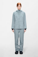 Light blue hooded jacket with clean lines and adjustable waist detail — ανοιχτό γαλάζιο jacket με minimal αισθητική και ρυθμιζόμενη μέση για τέλεια εφαρμογή. Αδιάβροχο, ανάλαφρο και ευέλικτο, ιδανικό για layered athleisure looks και city styling με μοντέρνο χαρακτήρα. Διαθέσιμο στο Iconic Angels Glyfada.