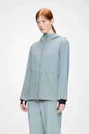 Light blue hooded jacket with clean lines and adjustable waist detail — ανοιχτό γαλάζιο jacket με minimal αισθητική και ρυθμιζόμενη μέση για τέλεια εφαρμογή. Αδιάβροχο, ανάλαφρο και ευέλικτο, ιδανικό για layered athleisure looks και city styling με μοντέρνο χαρακτήρα. Διαθέσιμο στο Iconic Angels Glyfada.