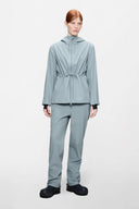 Light blue hooded jacket with clean lines and adjustable waist detail — ανοιχτό γαλάζιο jacket με minimal αισθητική και ρυθμιζόμενη μέση για τέλεια εφαρμογή. Αδιάβροχο, ανάλαφρο και ευέλικτο, ιδανικό για layered athleisure looks και city styling με μοντέρνο χαρακτήρα. Διαθέσιμο στο Iconic Angels Glyfada.