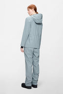 Light blue hooded jacket with clean lines and adjustable waist detail — ανοιχτό γαλάζιο jacket με minimal αισθητική και ρυθμιζόμενη μέση για τέλεια εφαρμογή. Αδιάβροχο, ανάλαφρο και ευέλικτο, ιδανικό για layered athleisure looks και city styling με μοντέρνο χαρακτήρα. Διαθέσιμο στο Iconic Angels Glyfada.