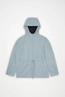 Light blue hooded jacket with clean lines and adjustable waist detail — ανοιχτό γαλάζιο jacket με minimal αισθητική και ρυθμιζόμενη μέση για τέλεια εφαρμογή. Αδιάβροχο, ανάλαφρο και ευέλικτο, ιδανικό για layered athleisure looks και city styling με μοντέρνο χαρακτήρα. Διαθέσιμο στο Iconic Angels Glyfada.