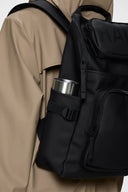 Black cargo backpack with structured silhouette and bold embossed logo, spacious and waterproof with multiple zip compartments — μαύρο cargo backpack με structured σιλουέτα και διακριτικό embossed logo, ευρύχωρο και αδιάβροχο με πολλαπλές θήκες για άψογη οργάνωση. Ιδανικό για travel, gym ή καθημερινό urban styling. Διαθέσιμο στο Iconic Angels Glyfada.