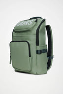 Cargo-style green backpack with bold RAINS logo, multiple zip compartments and structured silhouette, functional and modern for everyday use or travel — πράσινο backpack cargo με έντονο λογότυπο RAINS, πολλαπλές θήκες με φερμουάρ και δομημένο σχήμα, πρακτικό και σύγχρονο για καθημερινές εμφανίσεις ή ταξίδια. Διαθέσιμο στο Iconic Angels Glyfada.