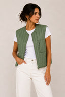 Green quilted liner vest with vertical stitching and front zip closure — πράσινο καπιτονέ γιλέκο με κάθετη ραφή και minimal γραμμή για effortless layering. Ελαφρύ και πρακτικό, φοριέται μόνο του ή κάτω από jacket για extra ζεστασιά και urban χαρακτήρα. Ιδανικό για σύγχρονα, clean looks από το πρωί έως το βράδυ. Διαθέσιμο στο Iconic Angels Glyfada.