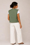 Green quilted liner vest with vertical stitching and front zip closure — πράσινο καπιτονέ γιλέκο με κάθετη ραφή και minimal γραμμή για effortless layering. Ελαφρύ και πρακτικό, φοριέται μόνο του ή κάτω από jacket για extra ζεστασιά και urban χαρακτήρα. Ιδανικό για σύγχρονα, clean looks από το πρωί έως το βράδυ. Διαθέσιμο στο Iconic Angels Glyfada.