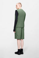 Green quilted liner vest with vertical stitching and front zip closure — πράσινο καπιτονέ γιλέκο με κάθετη ραφή και minimal γραμμή για effortless layering. Ελαφρύ και πρακτικό, φοριέται μόνο του ή κάτω από jacket για extra ζεστασιά και urban χαρακτήρα. Ιδανικό για σύγχρονα, clean looks από το πρωί έως το βράδυ. Διαθέσιμο στο Iconic Angels Glyfada.