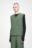 Green quilted liner vest with vertical stitching and front zip closure — πράσινο καπιτονέ γιλέκο με κάθετη ραφή και minimal γραμμή για effortless layering. Ελαφρύ και πρακτικό, φοριέται μόνο του ή κάτω από jacket για extra ζεστασιά και urban χαρακτήρα. Ιδανικό για σύγχρονα, clean looks από το πρωί έως το βράδυ. Διαθέσιμο στο Iconic Angels Glyfada.