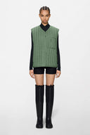 Green quilted liner vest with vertical stitching and front zip closure — πράσινο καπιτονέ γιλέκο με κάθετη ραφή και minimal γραμμή για effortless layering. Ελαφρύ και πρακτικό, φοριέται μόνο του ή κάτω από jacket για extra ζεστασιά και urban χαρακτήρα. Ιδανικό για σύγχρονα, clean looks από το πρωί έως το βράδυ. Διαθέσιμο στο Iconic Angels Glyfada.