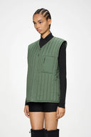 Green quilted liner vest with vertical stitching and front zip closure — πράσινο καπιτονέ γιλέκο με κάθετη ραφή και minimal γραμμή για effortless layering. Ελαφρύ και πρακτικό, φοριέται μόνο του ή κάτω από jacket για extra ζεστασιά και urban χαρακτήρα. Ιδανικό για σύγχρονα, clean looks από το πρωί έως το βράδυ. Διαθέσιμο στο Iconic Angels Glyfada.