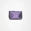 Minimal cosmetic pouch in metallic lilac finish with subtle logo detail — minimal νεσεσέρ σε μεταλλικό λιλά φινίρισμα με διακριτικό logo στο κέντρο. Αδιάβροχο υλικό, καθαρές γραμμές και ιδανικό μέγεθος για καθημερινά essentials ή ταξίδια. Chic, πρακτικό και τόσο cool που μπορείς άνετα να το κρατήσεις και σαν mini clutch. Διαθέσιμο στο Iconic Angels Glyfada.