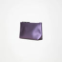 Minimal cosmetic pouch in metallic lilac finish with subtle logo detail — minimal νεσεσέρ σε μεταλλικό λιλά φινίρισμα με διακριτικό logo στο κέντρο. Αδιάβροχο υλικό, καθαρές γραμμές και ιδανικό μέγεθος για καθημερινά essentials ή ταξίδια. Chic, πρακτικό και τόσο cool που μπορείς άνετα να το κρατήσεις και σαν mini clutch. Διαθέσιμο στο Iconic Angels Glyfada.