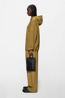 Waterproof cosmetic pouch in black with tonal marble-effect texture and front zip pocket detail — αδιάβροχο νεσεσέρ σε μαύρο με διακριτικό marble εφέ και εξωτερική τσέπη με φερμουάρ για εύκολη πρόσβαση. Sleek, πρακτικό και απόλυτα urban, ιδανικό για ταξίδια ή για να οργανώνεις τα καθημερινά σου essentials με στυλ. Διαθέσιμο στο Iconic Angels Glyfada.