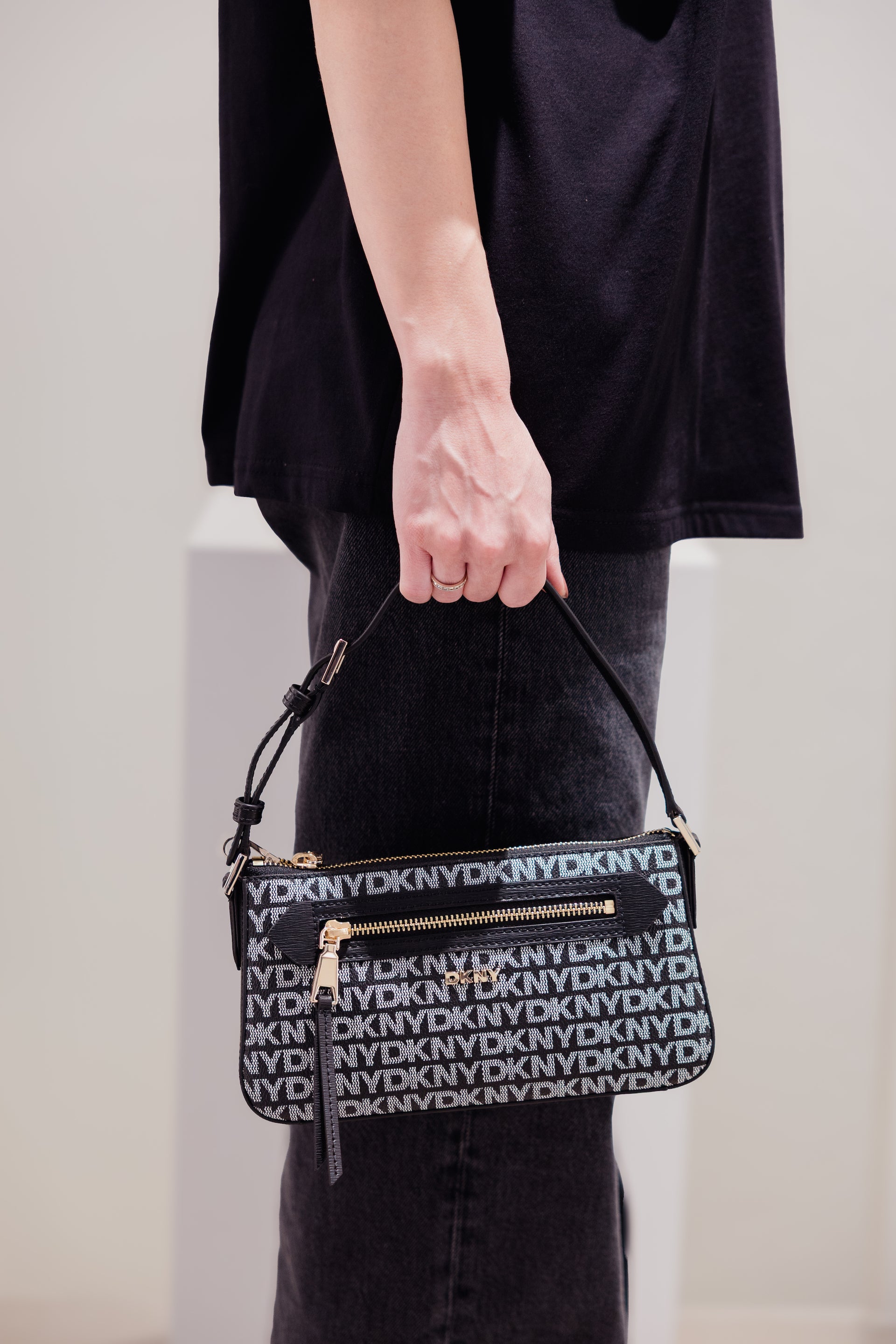 DKNY - Bryant Ave TZ Demi Crossbody Black