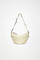 Cream glossy shoulder bag with curved silhouette and adjustable strap, minimalist and versatile, perfect for effortless everyday styling — κρεμ γυαλιστερή shoulder τσάντα με καμπύλη γραμμή και ρυθμιζόμενο λουρί, minimal και ευκολοφόρετη, ιδανική για κομψά daily looks από το πρωί έως το βράδυ. Διαθέσιμη στο Iconic Angels Glyfada.