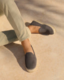 Men’s suede espadrilles slip-on in charcoal grey with jute sole, ανδρικές καστόρινες εσπαντρίγιες slip-on σε ανθρακί απόχρωση με φυσική ψάθινη σόλα, άνετα loafers για καλοκαιρινό smart casual και resort looks, από το Iconic Angels.