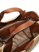 DKNY Willa Satchel σε μπεζ woven ψάθινη υφή με καφέ δερμάτινες λεπτομέρειες και κοντά χερούλια. Διαθέτει αποσπώμενο λουρί ώμου και διακριτικό logo. Καλοκαιρινή tote τσάντα ιδανική για καθημερινές και city chic εμφανίσεις. Διαθέσιμη στο Iconic Angels.