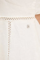 Ivory sleeveless midi dress with wide straps, square neckline and delicate vertical stitch details, offering effortless summer elegance — εκρού αμάνικο midi φόρεμα με φαρδιές τιράντες, τετράγωνο ντεκολτέ και διακριτικές κάθετες ραφές, ιδανικό για minimal chic day και island looks. Διαθέσιμο στο Iconic Angels Glyfada.