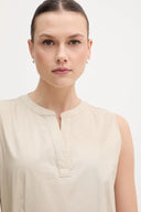 Beige sleeveless midi dress with clean round neckline, fitted waist and flared skirt with side pockets, combining minimal elegance with effortless structure — μπεζ αμάνικο midi φόρεμα με καθαρή λαιμόκοψη, τονισμένη μέση και άνετη φούστα με τσέπες, ιδανικό για office chic και refined day looks. Διαθέσιμο στο Iconic Angels Glyfada.