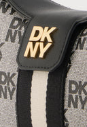 DKNY shoulder bag σε ασπρόμαυρο monogram canvas με επαναλαμβανόμενο logo, μαύρες δερμάτινες λεπτομέρειες και χρυσή αλυσίδα ώμου. Διαθέτει μεταλλικό DKNY κούμπωμα και αποσπώμενο λουρί για crossbody χρήση. Ιδανική για day to night εμφανίσεις.