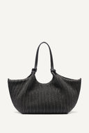 DKNY Paula medium black woven shoulder bag with textured raffia-style design and leather straps, featuring a soft curved silhouette and iconic DKNY charm for elegant everyday styling — γυναικεία DKNY Paula μεσαία μαύρη woven τσάντα ώμου με textured ψάθινη υφή και δερμάτινα λουριά, ιδανική για κομψά καθημερινά και καλοκαιρινά looks.