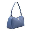 DKNY Remy Shoulder Bag σε απόχρωση Liberty Sky – minimal γραμμή με καθαρές καμπύλες και μεταλλικό λογότυπο που δίνει διακριτική πολυτέλεια. Το structured σχήμα της και το ρυθμιζόμενο λουρί ώμου την κάνουν ιδανική για day-to-night εμφανίσεις. Φοριέται άνετα στον ώμο, αλλά «γράφει» τέλεια και στο χέρι για πιο polished look. Η γαλάζια απόχρωση είναι φρέσκια, κομψή και ταιριάζει απίστευτα με total white, denim ή neutral σύνολα. Διαθέσιμη στο Iconic Angels Glyfada.