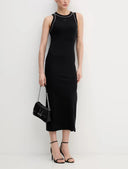 Sleek sleeveless midi dress in timeless black with subtle crystal details along the neckline — εφαρμοστό DKNY φόρεμα με minimal γραμμή που αγκαλιάζει το σώμα και διακριτική λάμψη στους ώμους. Απόλυτα elegant για βραδινές εμφανίσεις αλλά και elevated city looks. Διαθέσιμο στο Iconic Angels Glyfada.