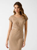 GUESS Dalia Fluid Belted Dress light brown midi φόρεμα με ρευστή υφή, κοντά μανίκια και λεπτή ζώνη στη μέση, εφαρμοστή γραμμή που αναδεικνύει τη σιλουέτα για κομψές εμφανίσεις.
