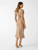 GUESS Dalia Fluid Belted Dress light brown midi φόρεμα με ρευστή υφή, κοντά μανίκια και λεπτή ζώνη στη μέση, εφαρμοστή γραμμή που αναδεικνύει τη σιλουέτα για κομψές εμφανίσεις.