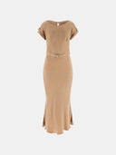 GUESS Dalia Fluid Belted Dress light brown midi φόρεμα με ρευστή υφή, κοντά μανίκια και λεπτή ζώνη στη μέση, εφαρμοστή γραμμή που αναδεικνύει τη σιλουέτα για κομψές εμφανίσεις.