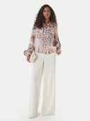 GUESS Dalia Fluid Crop Shirt animal print πουκάμισο με relaxed γραμμή, abstract σχέδιο σε neutral τόνους, τσέπες στο στήθος και κουμπιά μπροστά, ιδανικό για statement και chic εμφανίσεις.
