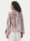 GUESS Dalia Fluid Crop Shirt animal print πουκάμισο με relaxed γραμμή, abstract σχέδιο σε neutral τόνους, τσέπες στο στήθος και κουμπιά μπροστά, ιδανικό για statement και chic εμφανίσεις.