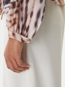 GUESS Dalia Fluid Crop Shirt animal print πουκάμισο με relaxed γραμμή, abstract σχέδιο σε neutral τόνους, τσέπες στο στήθος και κουμπιά μπροστά, ιδανικό για statement και chic εμφανίσεις.