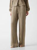 GUESS Dalia Fluid Jogger Pants πράσινο παντελόνι με relaxed γραμμή, ελαστική μέση με κορδόνι και ρευστή υφή, ιδανικό για άνετα και κομψά καθημερινά looks.