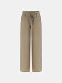 GUESS Dalia Fluid Jogger Pants πράσινο παντελόνι με relaxed γραμμή, ελαστική μέση με κορδόνι και ρευστή υφή, ιδανικό για άνετα και κομψά καθημερινά looks.