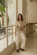 Individual Art Leather Emalene Stone beige τσάντα ώμου από πλεκτό δέρμα με διάτρητο σχέδιο, διακοσμητικό λουράκι με μεταλλικά στοιχεία και ρυθμιζόμενο strap, ιδανική για chic καθημερινά looks.