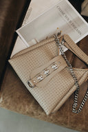 Individual Art Leather Emalene Stone beige τσάντα ώμου από πλεκτό δέρμα με διάτρητο σχέδιο, διακοσμητικό λουράκι με μεταλλικά στοιχεία και ρυθμιζόμενο strap, ιδανική για chic καθημερινά looks.