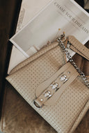 Individual Art Leather Emalene Stone beige τσάντα ώμου από πλεκτό δέρμα με διάτρητο σχέδιο, διακοσμητικό λουράκι με μεταλλικά στοιχεία και ρυθμιζόμενο strap, ιδανική για chic καθημερινά looks.