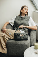 Individual Art Leather Messy μαύρη τσάντα ώμου από croco ανάγλυφο δέρμα με διακοσμητικά straps, μεταλλικές αγκράφες και statement hardware, ιδανική για edgy και sophisticated καθημερινά looks.