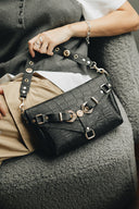 Individual Art Leather Messy μαύρη τσάντα ώμου από croco ανάγλυφο δέρμα με διακοσμητικά straps, μεταλλικές αγκράφες και statement hardware, ιδανική για edgy και sophisticated καθημερινά looks.