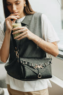 Individual Art Leather Messy μαύρη τσάντα ώμου από croco ανάγλυφο δέρμα με διακοσμητικά straps, μεταλλικές αγκράφες και statement hardware, ιδανική για edgy και sophisticated καθημερινά looks.