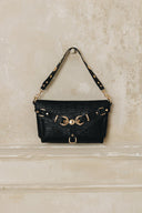 Individual Art Leather Messy μαύρη τσάντα ώμου από croco ανάγλυφο δέρμα με διακοσμητικά straps, μεταλλικές αγκράφες και statement hardware, ιδανική για edgy και sophisticated καθημερινά looks.