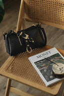 Individual Art Leather Mexican Moon τσάντα σε μαύρο πλεκτό δέρμα με χρυσές λεπτομέρειες και statement αγκράφα, με structured σχήμα και αποσπώμενο λουράκι, ιδανική για elegant και modern καθημερινά looks — γυναικεία leather shoulder bag.