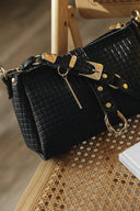 Individual Art Leather Mexican Moon τσάντα σε μαύρο πλεκτό δέρμα με χρυσές λεπτομέρειες και statement αγκράφα, με structured σχήμα και αποσπώμενο λουράκι, ιδανική για elegant και modern καθημερινά looks — γυναικεία leather shoulder bag.